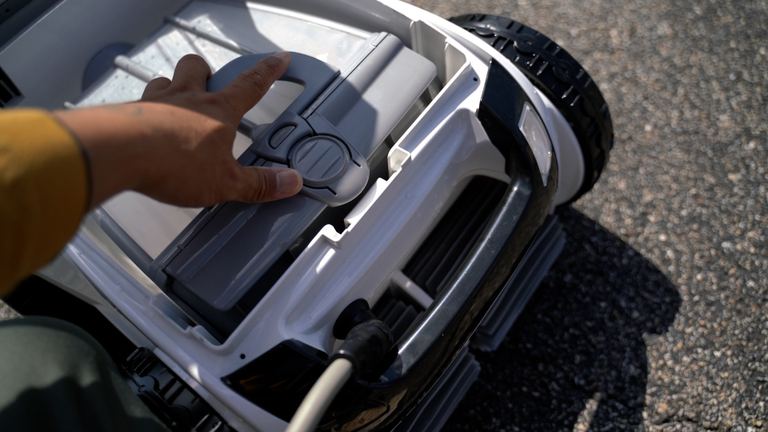 Polaris VRX iQ Removing Filter Canister By Handle
