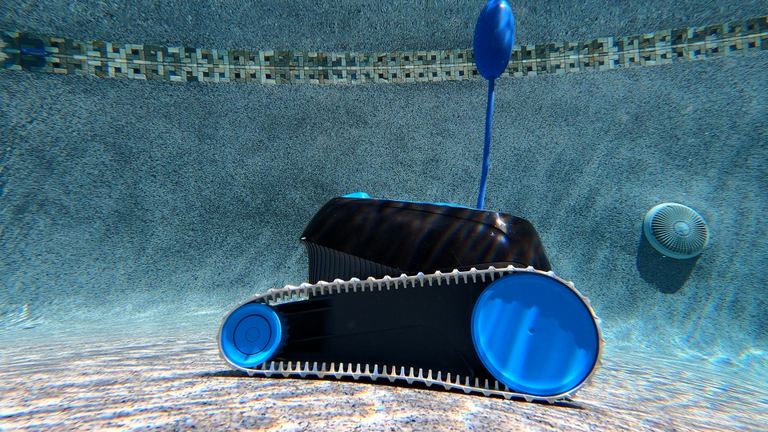 Dolphin Nautilus CC Side View With Floating Cable Above
