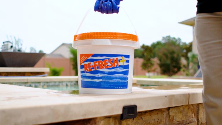 Re Fresh Plus Gloved Hand Lifting Bucket Handle Second Angle