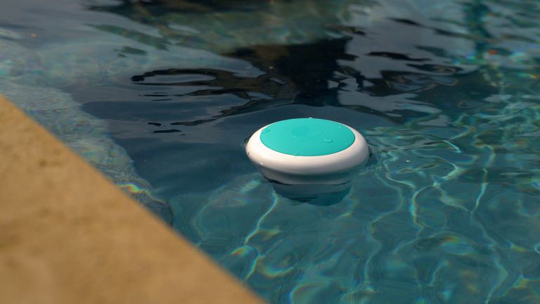 Ondilo ICO Floating Beside Pool Deck Edge