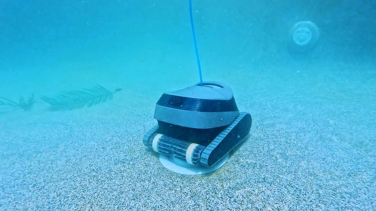 Dolphin Quantum Pro Driving Over Main Drain Cover Underwater