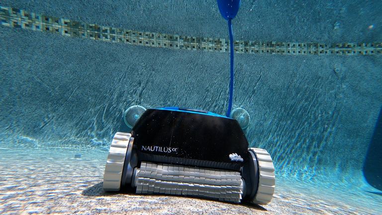 Dolphin Nautilus CC Front View Floor Cleaning Cable Rising