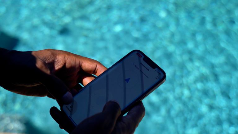 Beatbot Iskim Ultra Phone Controlling App Over Pool Water