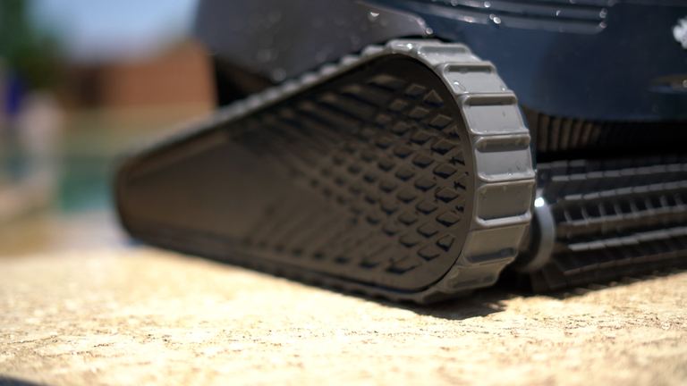 Dolphin Quantum Pro Drive Track Close Up Low Angle